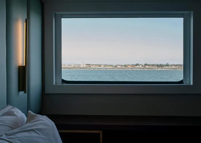 Costa Do Sal Boat Lounge