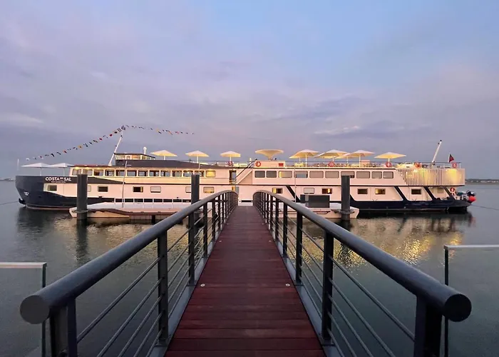 Отель Costa Do Sal Boat Lounge 4*